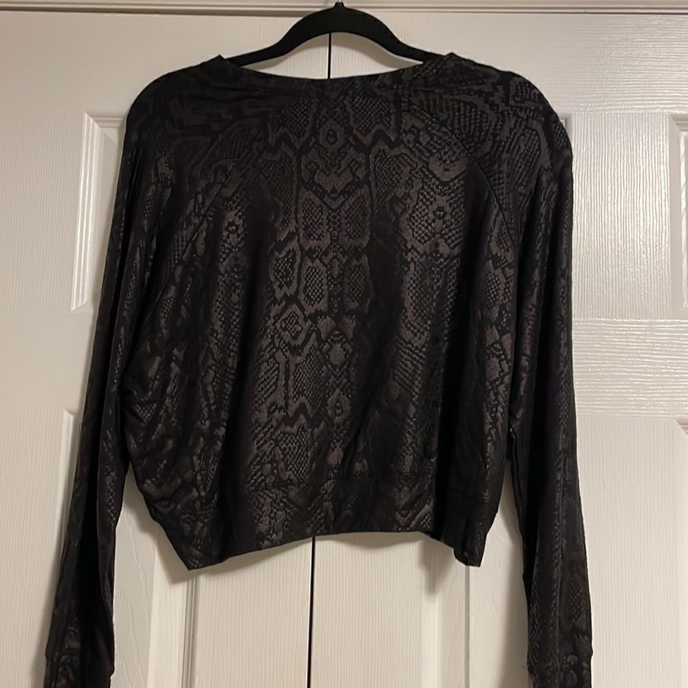 Terez Women’s Snakeskin Print Black Cropped Sweatshirt - Picture 6 of 6